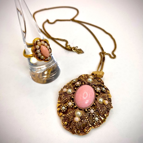 Avon Jewelry - 𝅺Avon Vintage Queen Anne's lace Pendant Necklace, 20” chain, 2" x 1 1/2" pendant